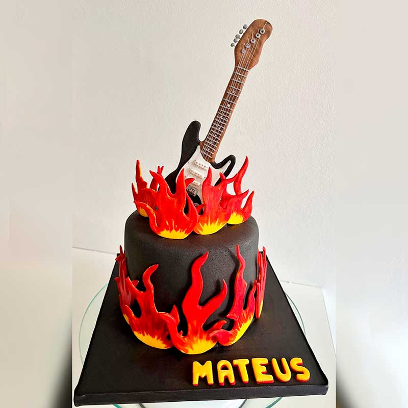 Torta Rock'n Roll: Chitarra, Fiamme e Attitudine in Pasta di Zucchero