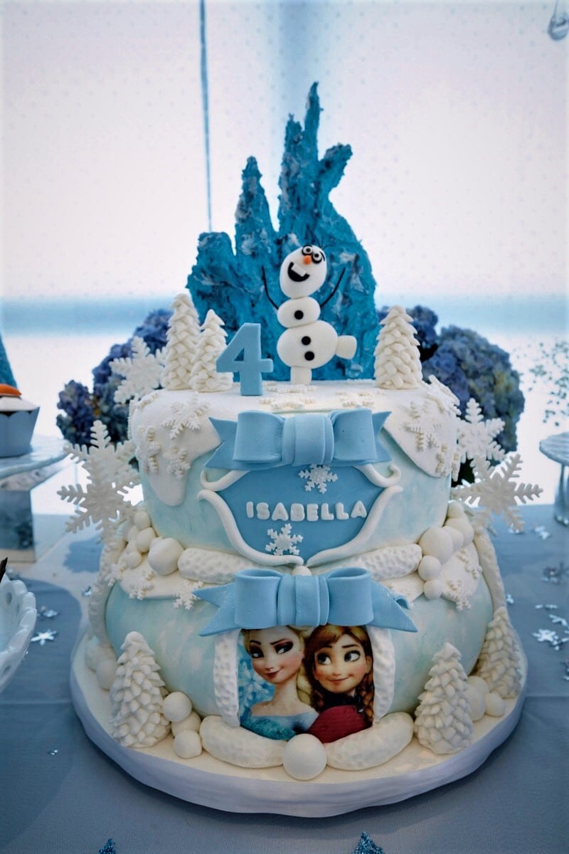 Torta per bambini a tema Frozen in pasta di zucchero