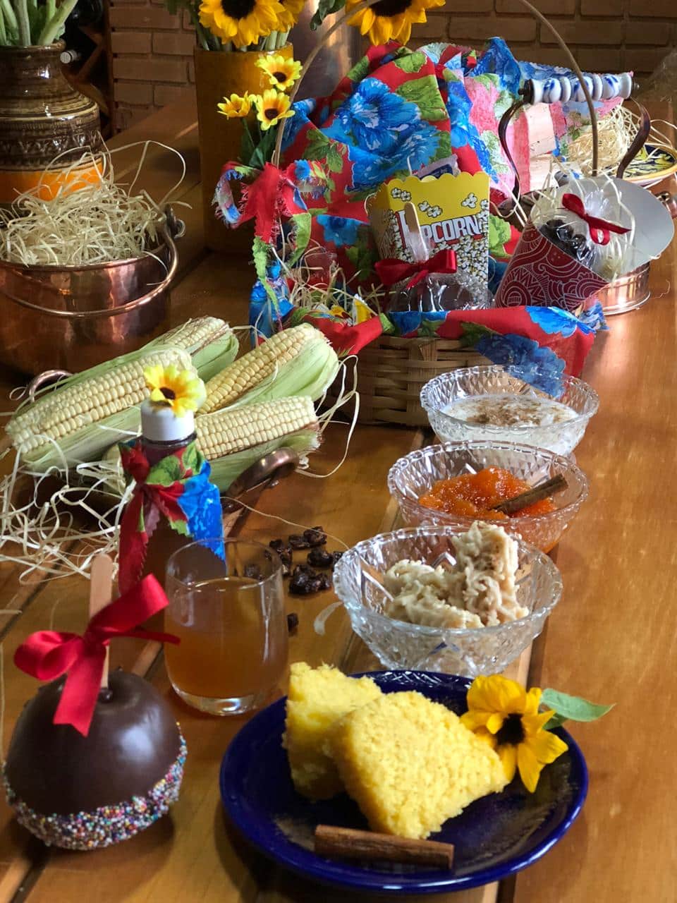 Cesta Junina com quitutes tradicionais