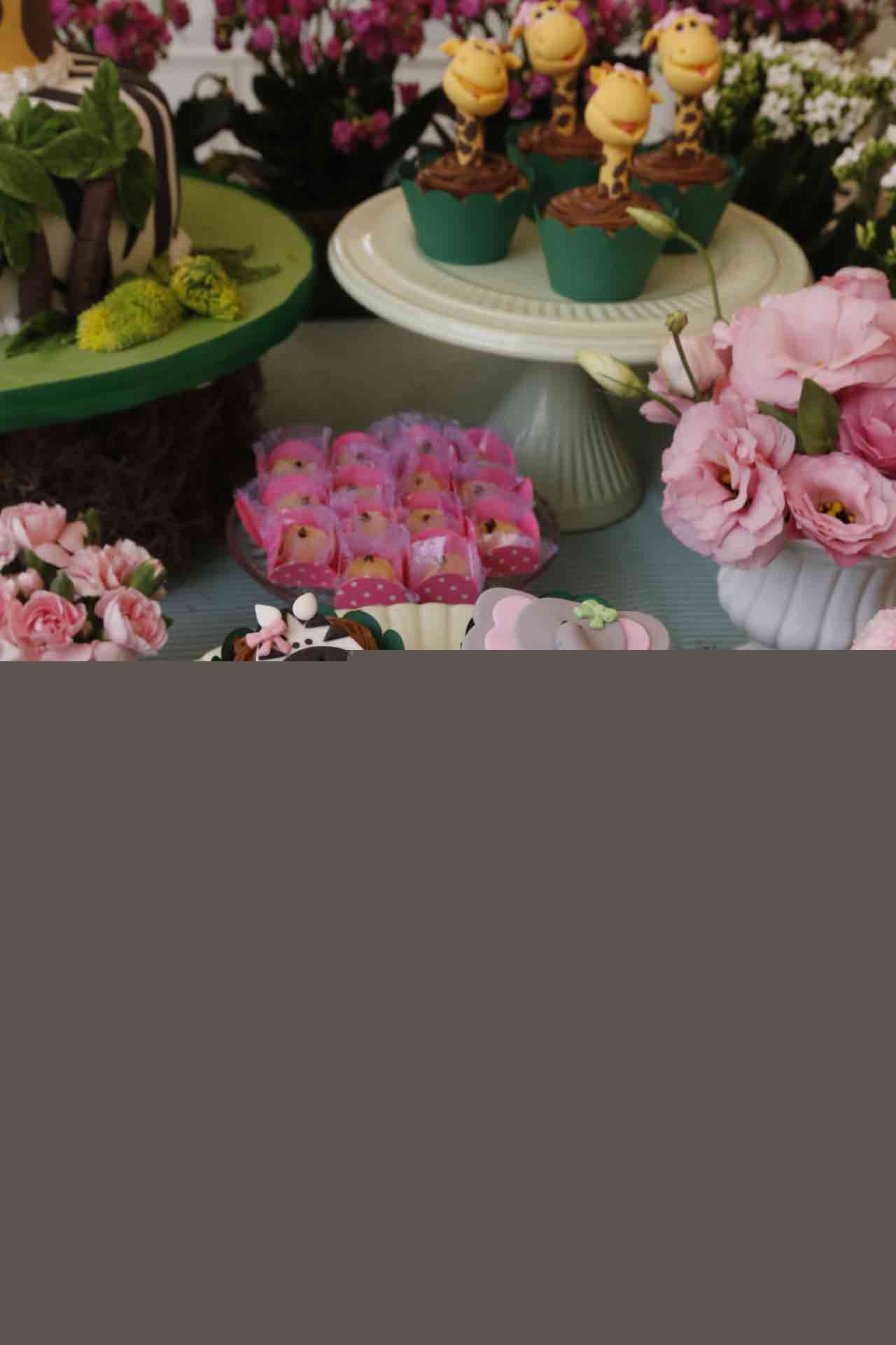 Cupcakes decorados com pasta americana para festa infantil tema safari